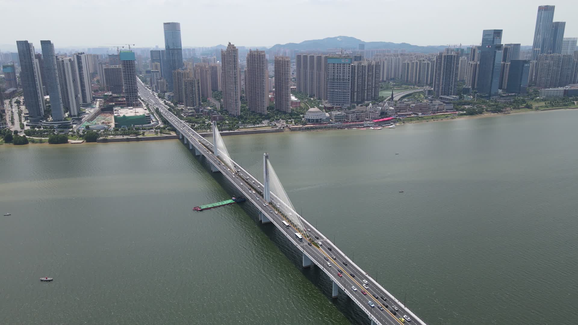航拍湖南长沙湘江银盆岭大桥视频的预览图