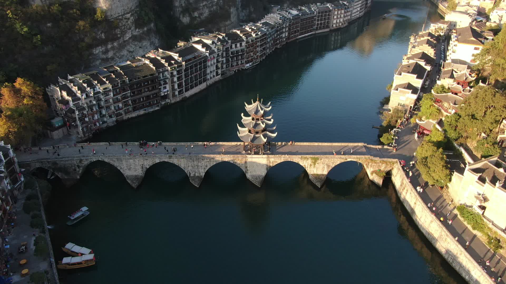 航拍贵州镇远古镇祝圣桥魁星阁视频的预览图