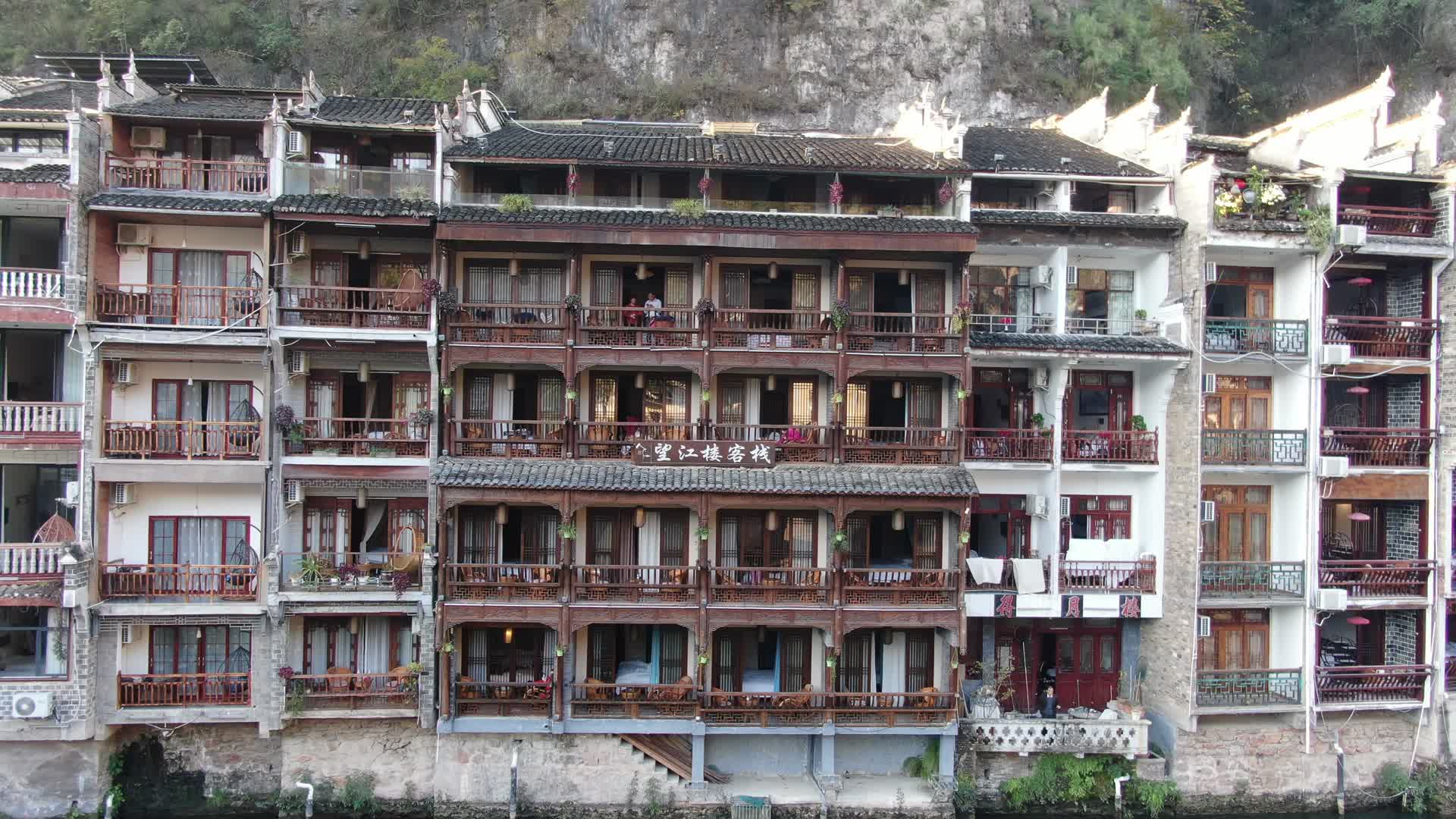 航拍贵州镇远古镇吊脚楼视频的预览图