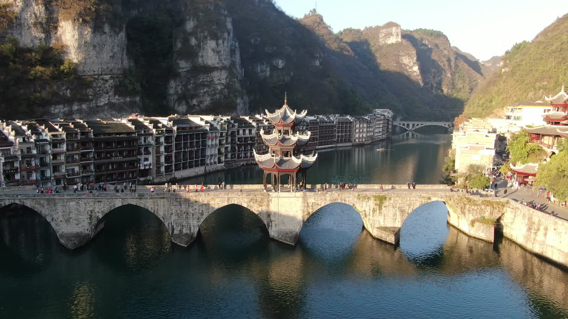 航拍贵州镇远古镇祝圣桥视频的预览图