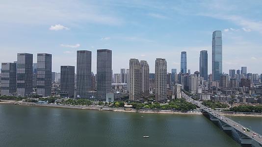 航拍湖南长沙湘江橘子洲大桥五一商圈高楼视频的预览图