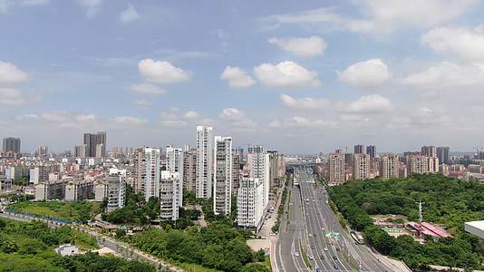 航拍江西赣州城市道路蓝天白云视频的预览图