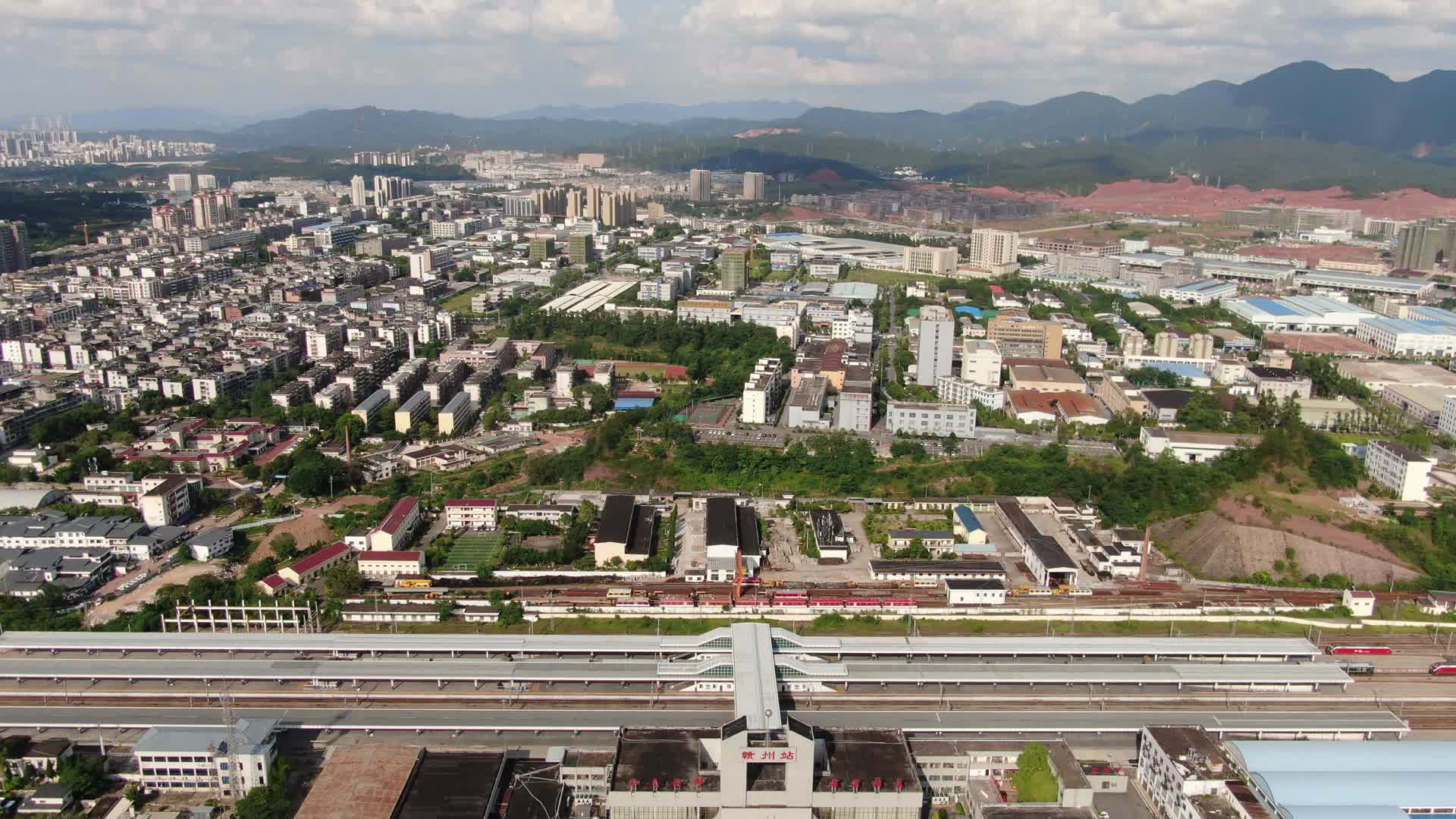 航拍江西赣州火车站城市全景视频的预览图