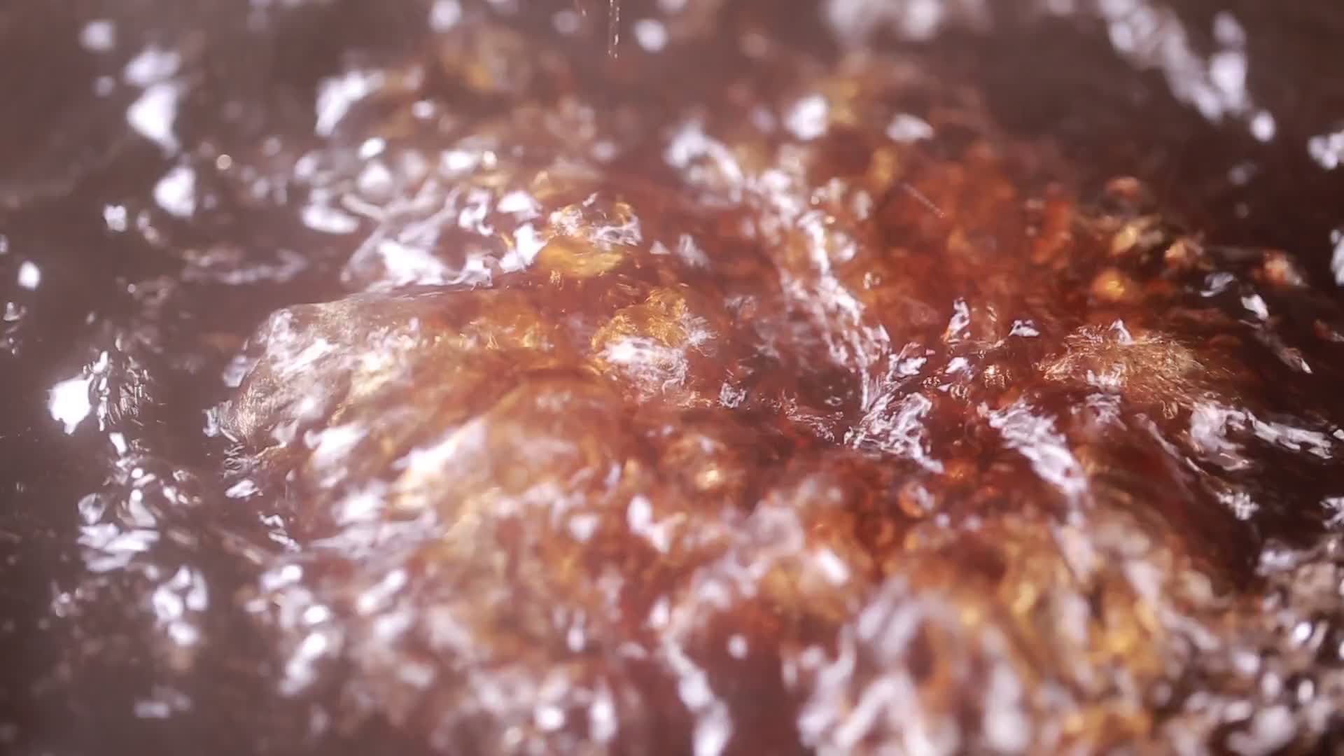 锅中加水烹调卤肉汤汁视频的预览图