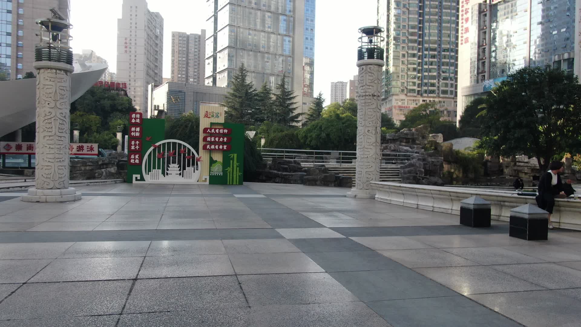 航拍贵州贵阳十字街广场视频的预览图