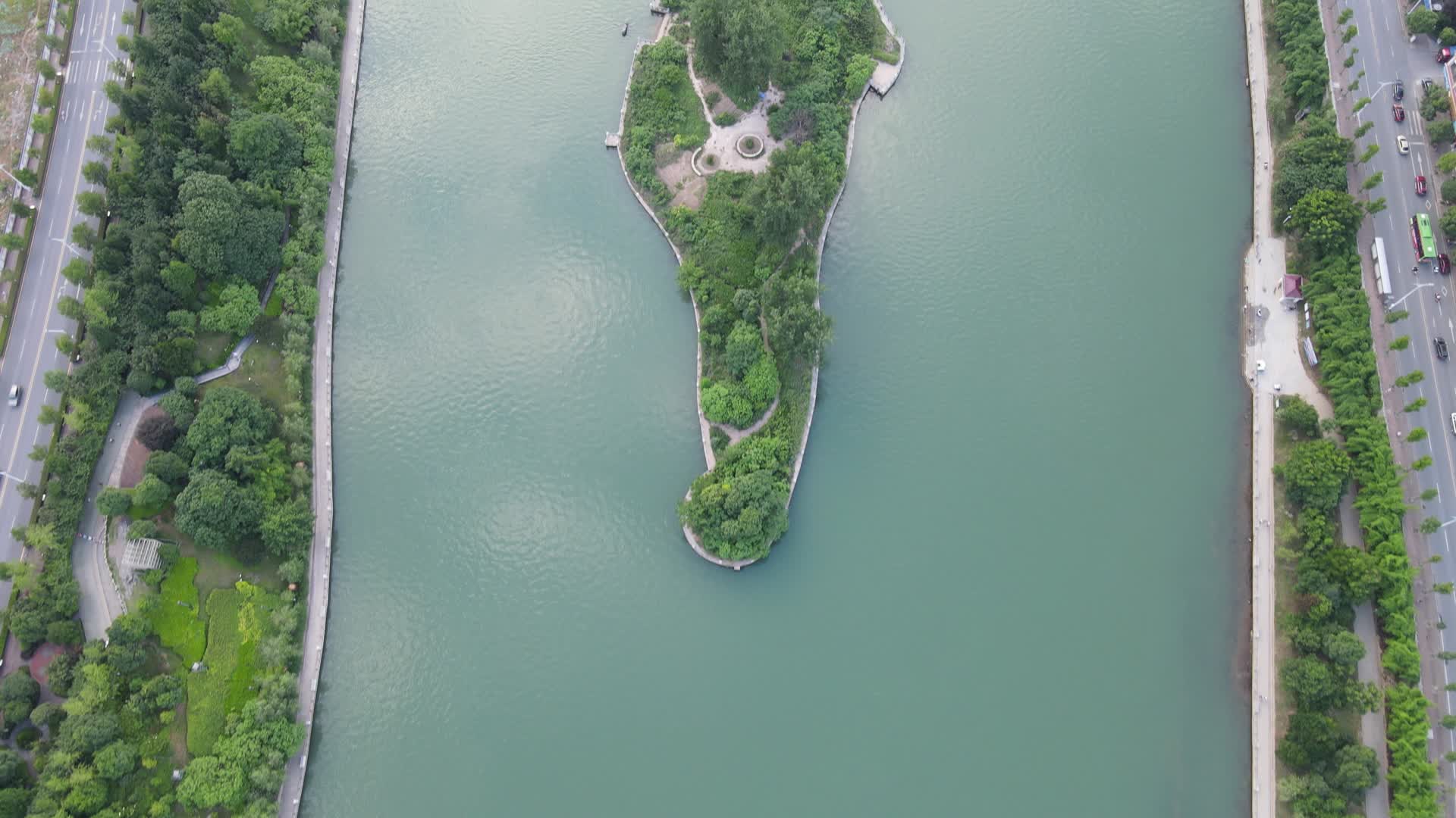 俯拍河中唯美小岛视频的预览图