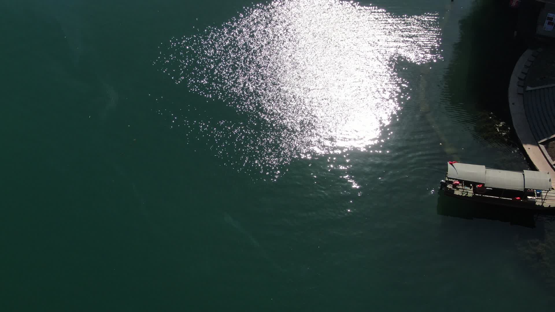 航拍蓝色海面波光倒影视频的预览图