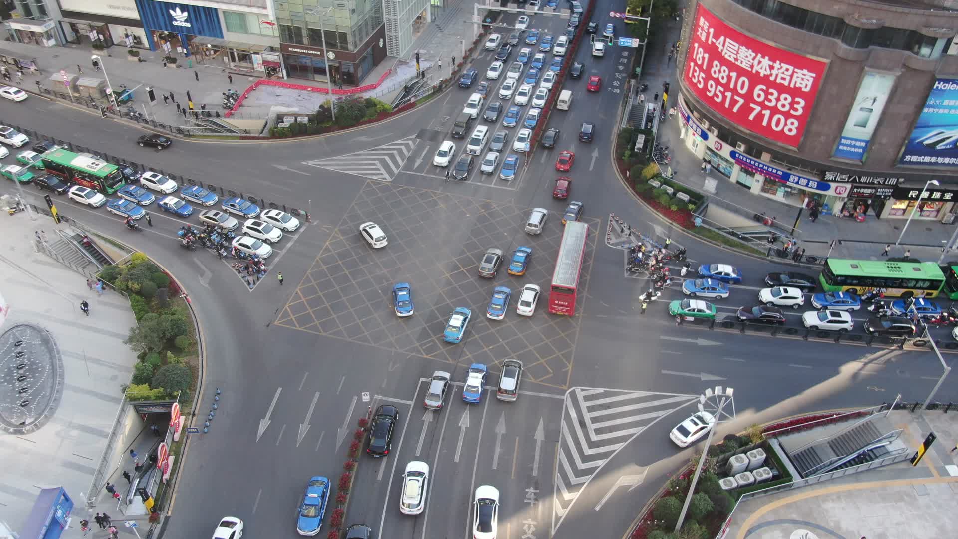 航拍贵州贵阳城市交通视频的预览图