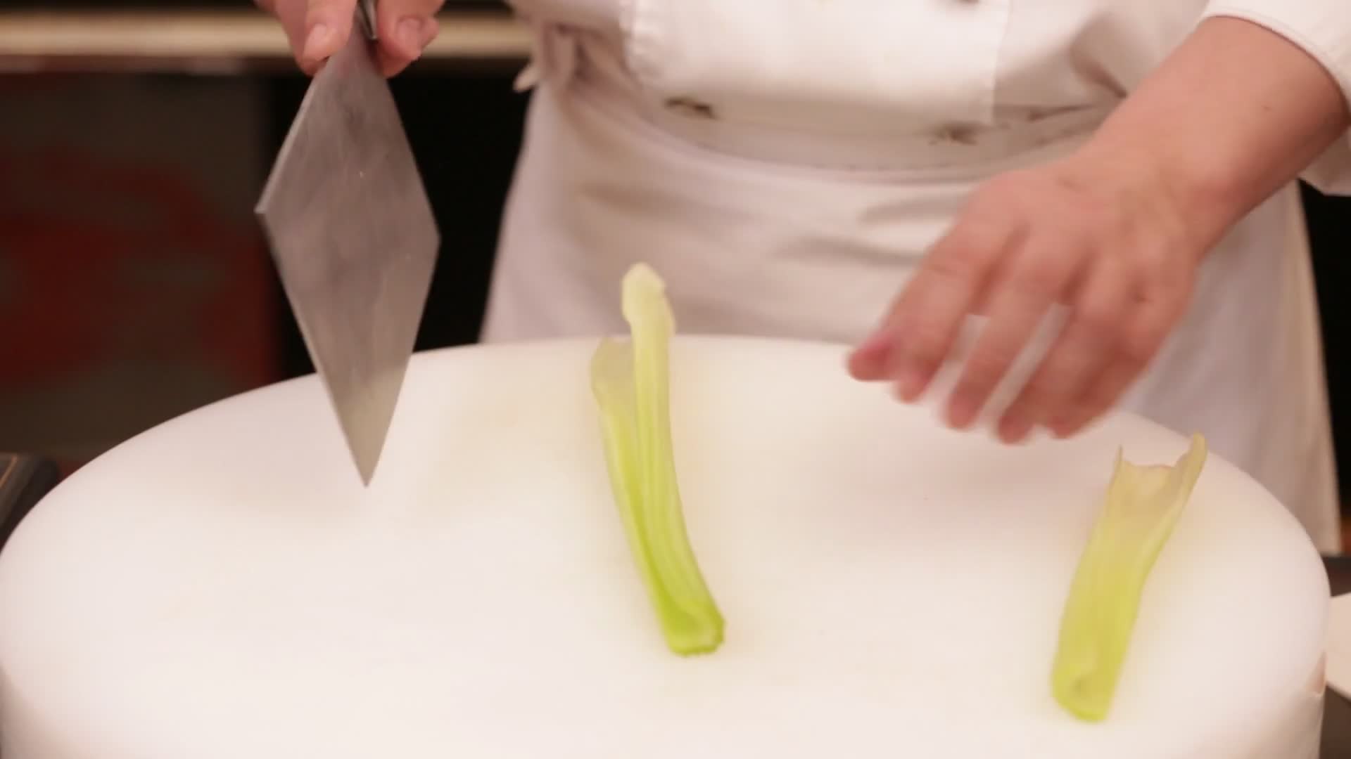 厨师切芹菜视频的预览图
