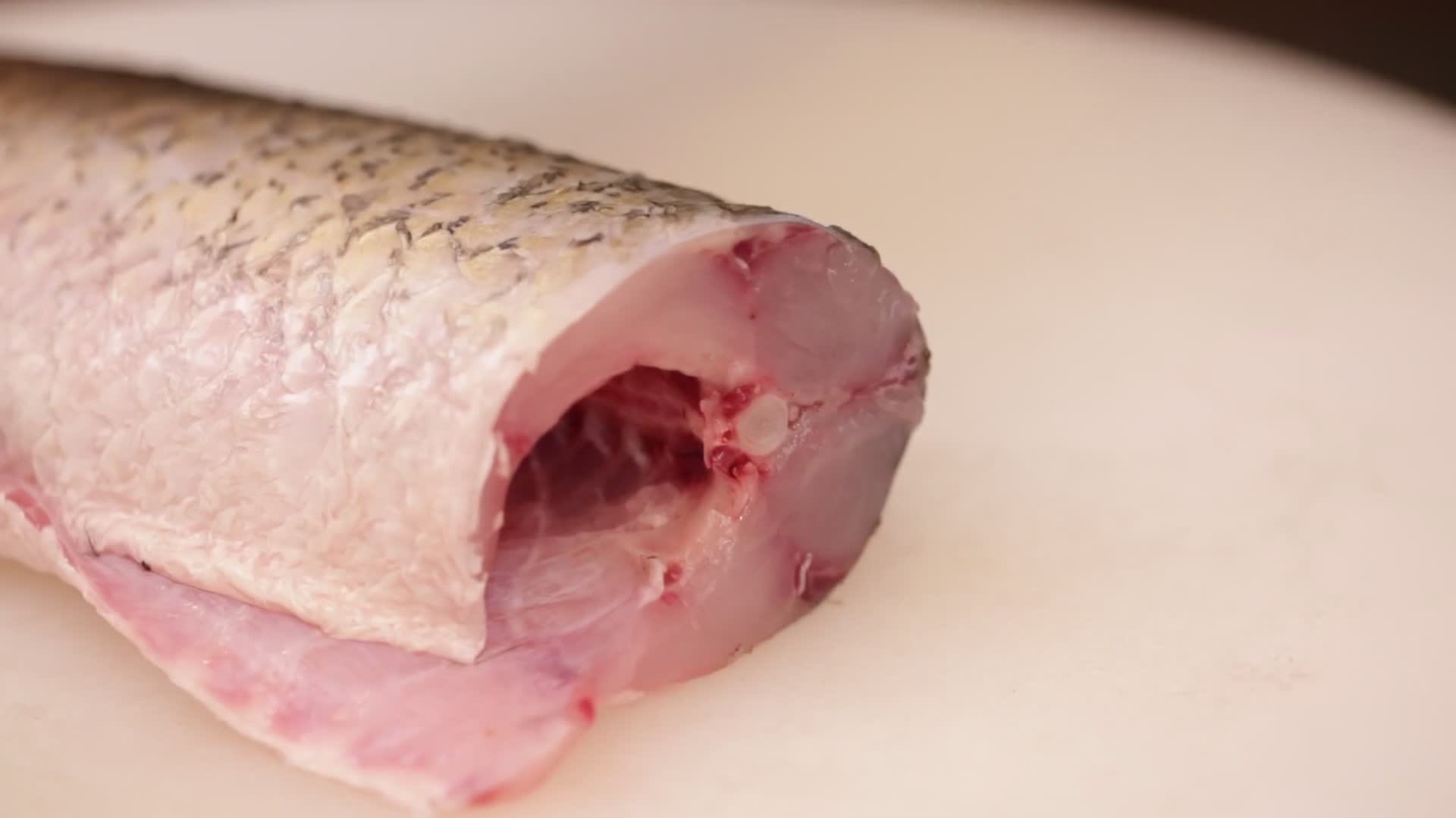 厨师切鱼片鱼去腥线视频的预览图