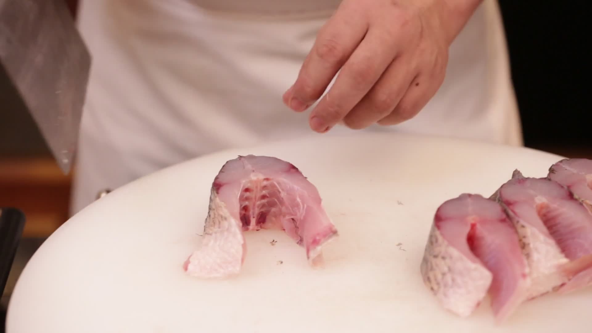 厨师切鱼片视频的预览图