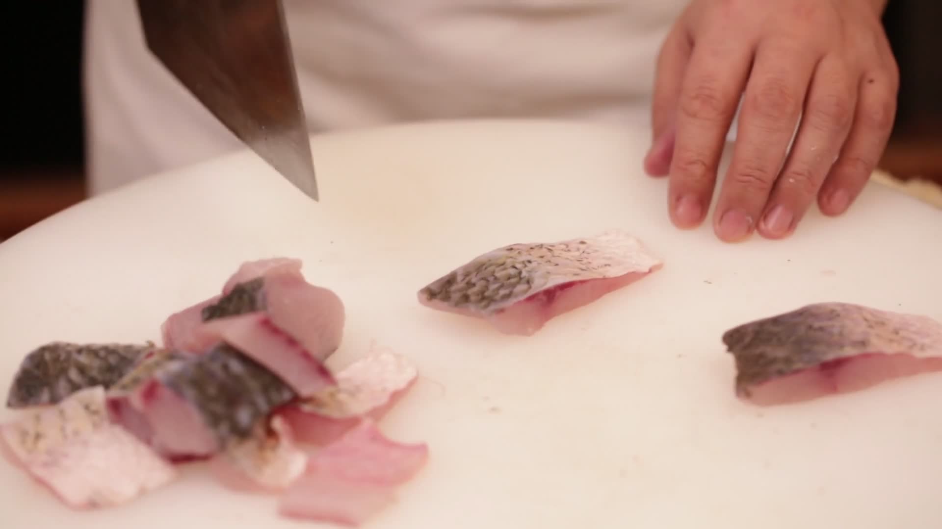 厨师切鱼肉鱼块视频的预览图