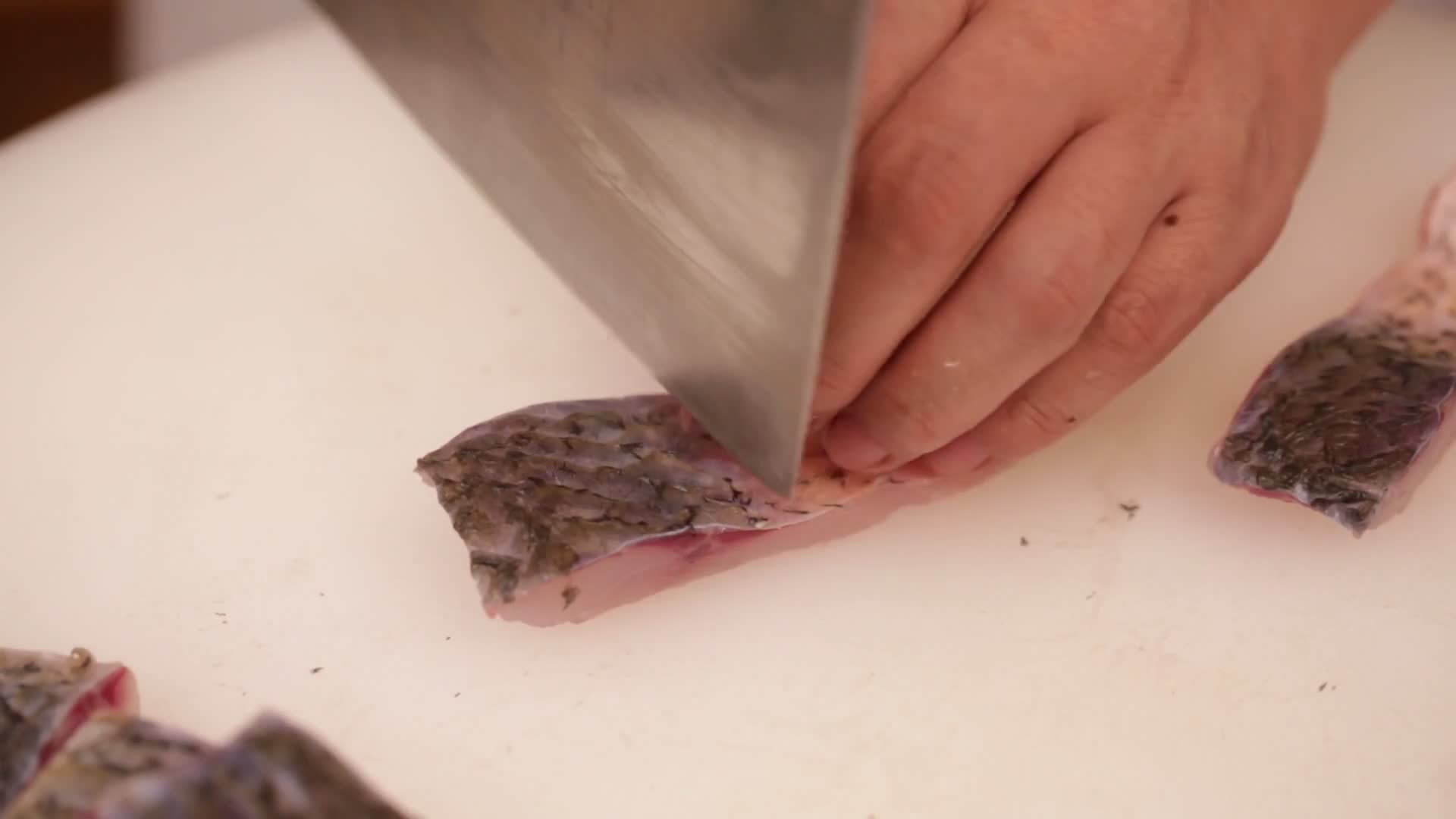 厨师切鱼肉视频的预览图