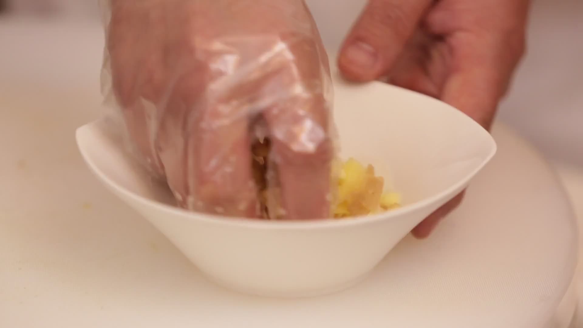 切葱姜末泡葱姜水去腥视频的预览图