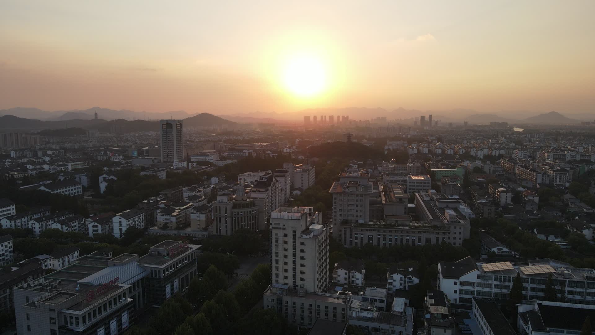 航拍浙江绍兴城市清晨风光视频的预览图