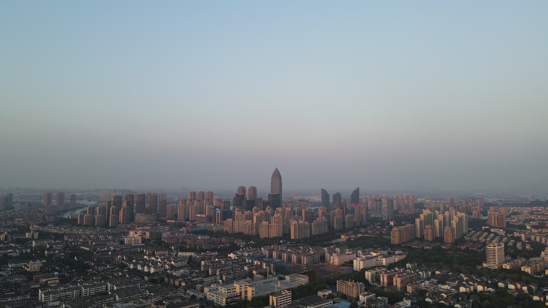 航拍浙江绍兴城市清晨风光视频的预览图