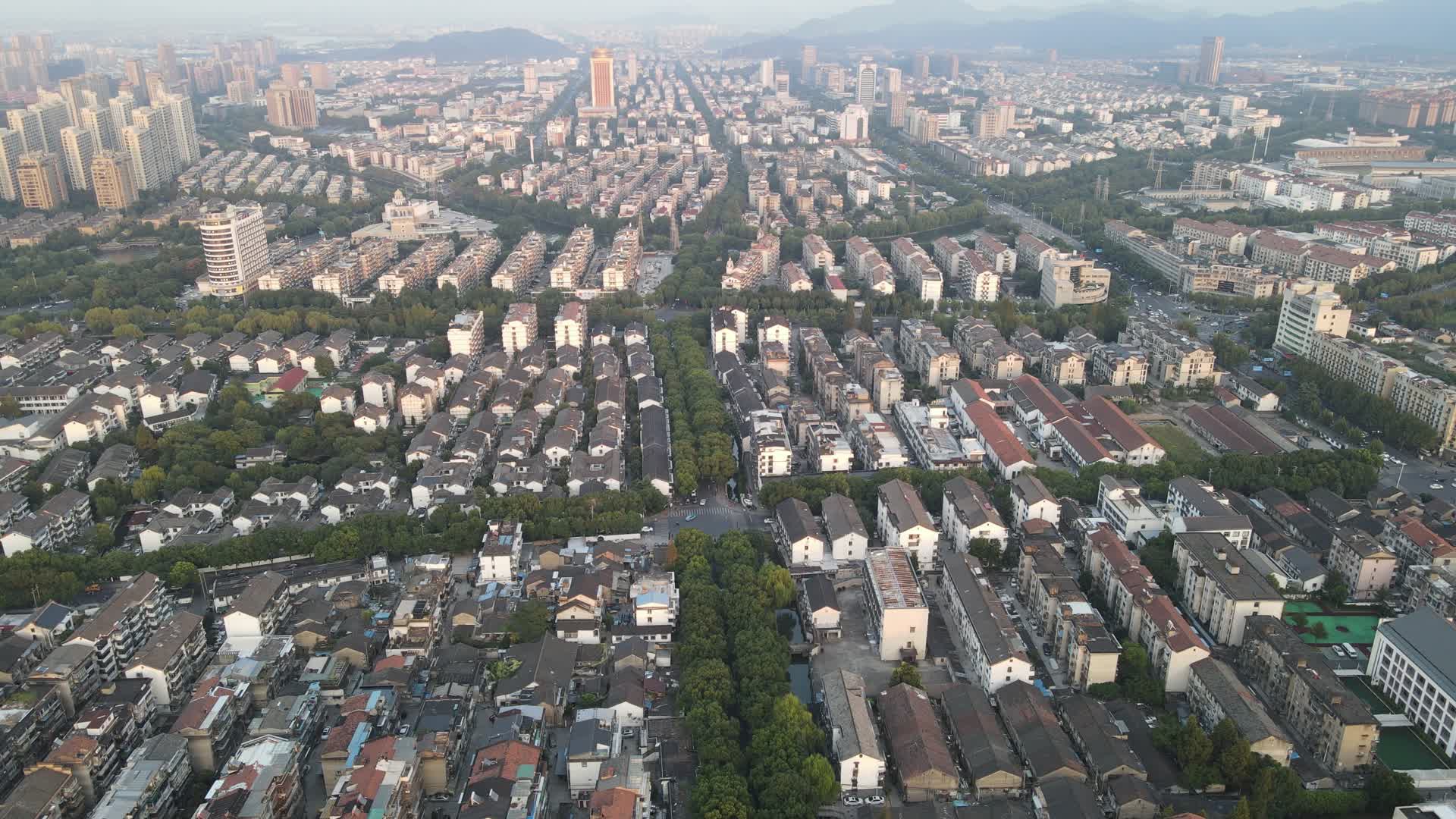 航拍浙江绍兴城市老城区视频的预览图