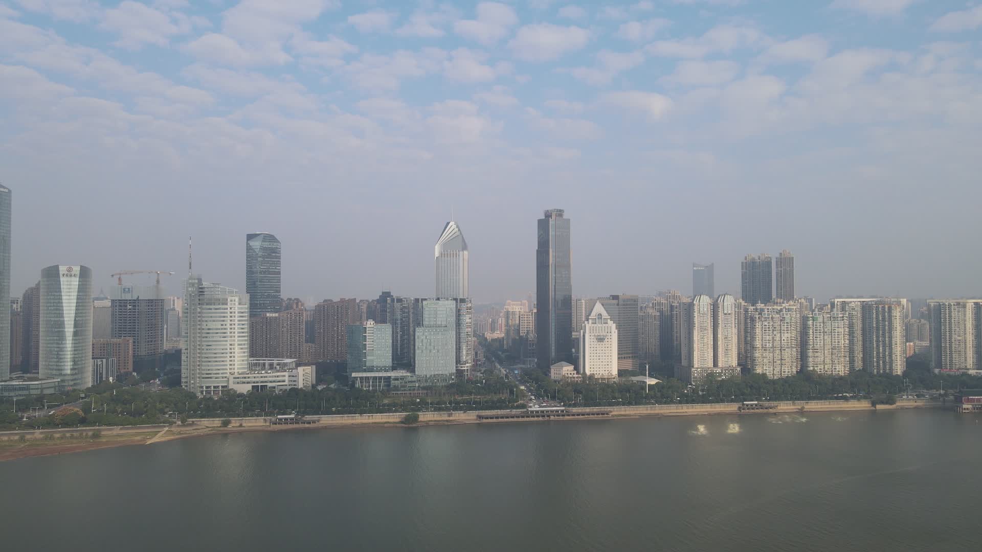 航拍江西南昌赣江红谷滩商务建筑视频的预览图