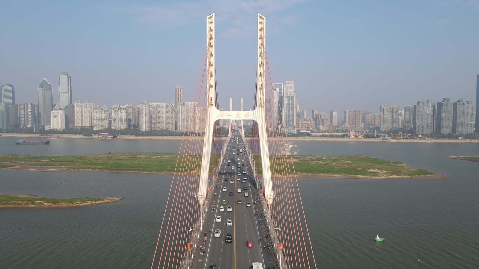 航拍江西南昌八一大桥地标建筑视频的预览图