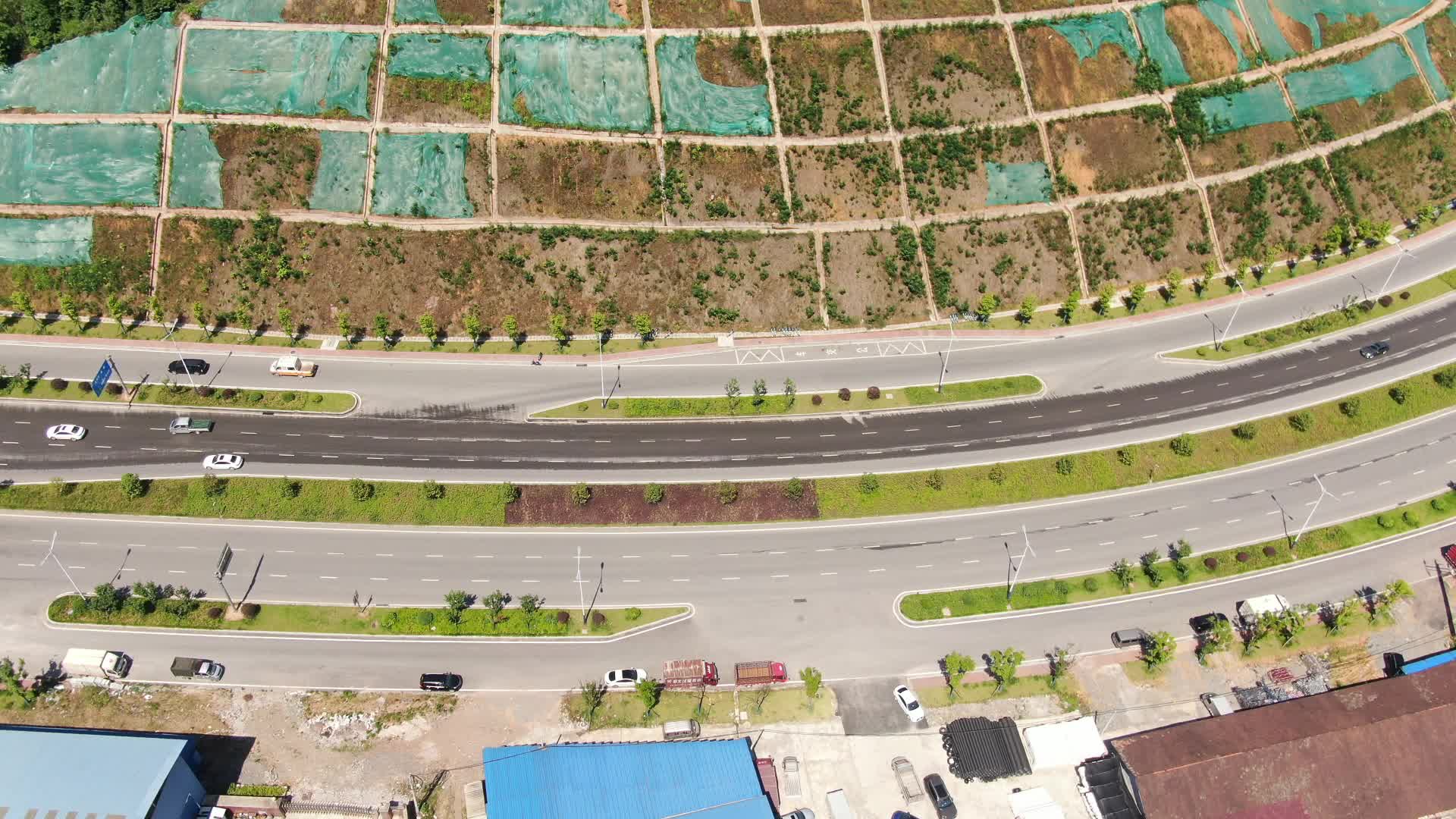 俯拍城市大道交通视频视频的预览图