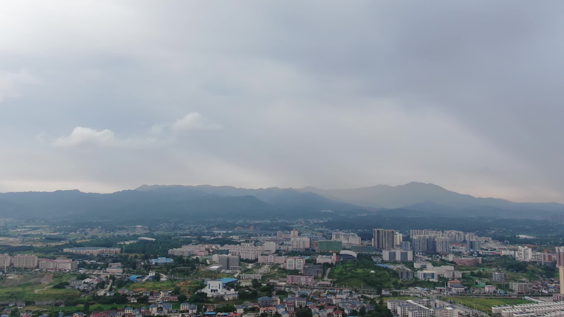 航拍城市清晨云雾缭绕视频的预览图
