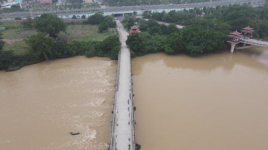 航拍洪水中的桥梁视频的预览图
