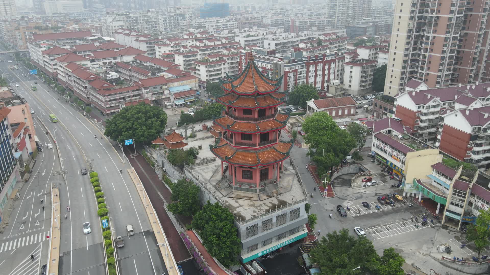 航拍福建漳州威镇阁历史古建筑视频的预览图