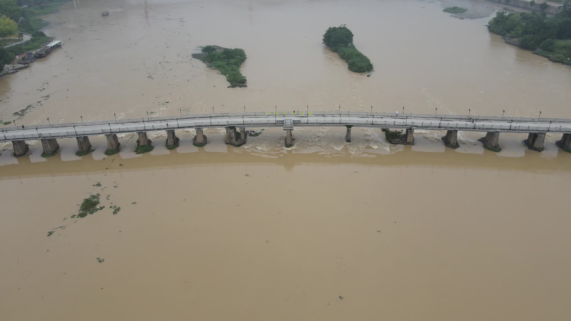 航拍洪水中的桥梁视频的预览图