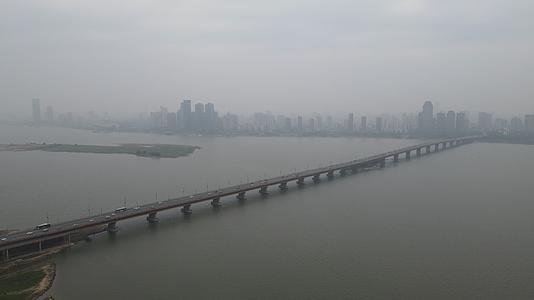 航拍江西南昌大桥视频的预览图