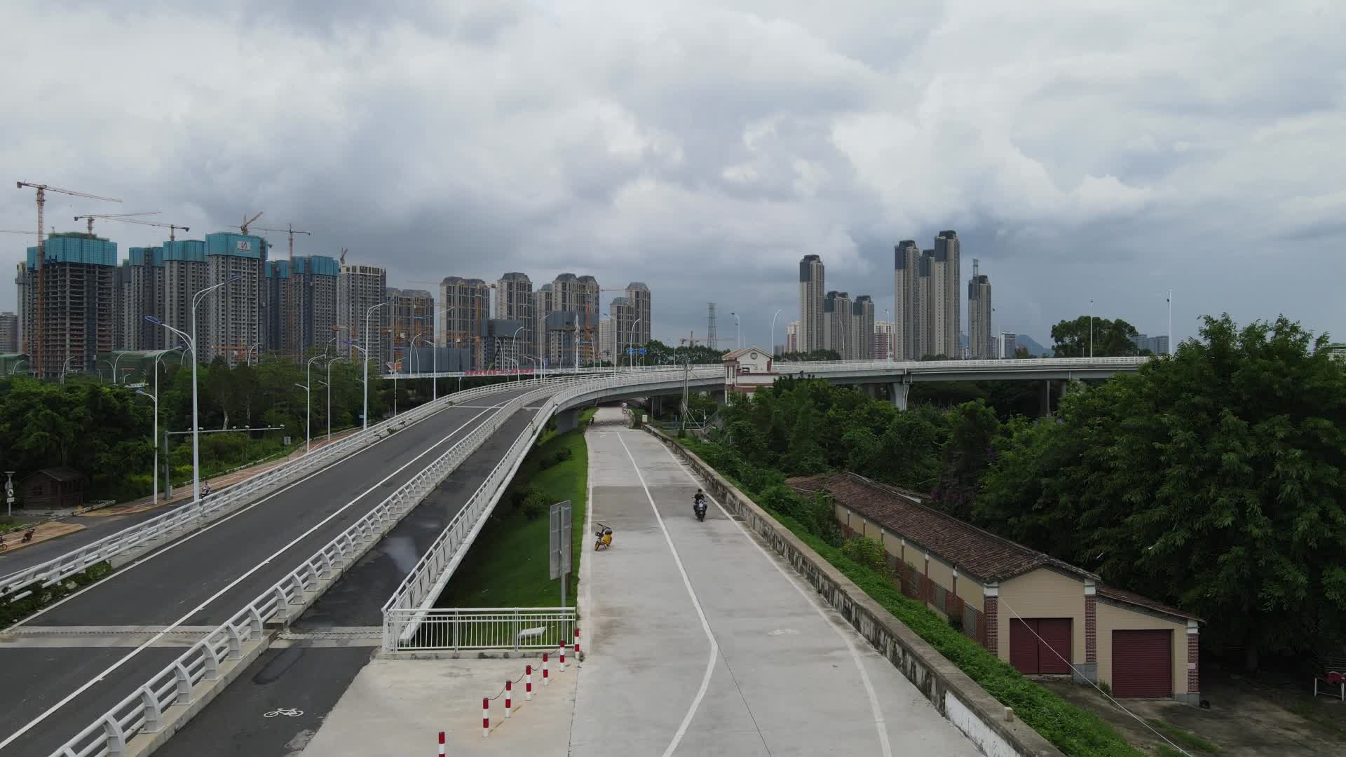 航拍城市高架立交桥视频的预览图
