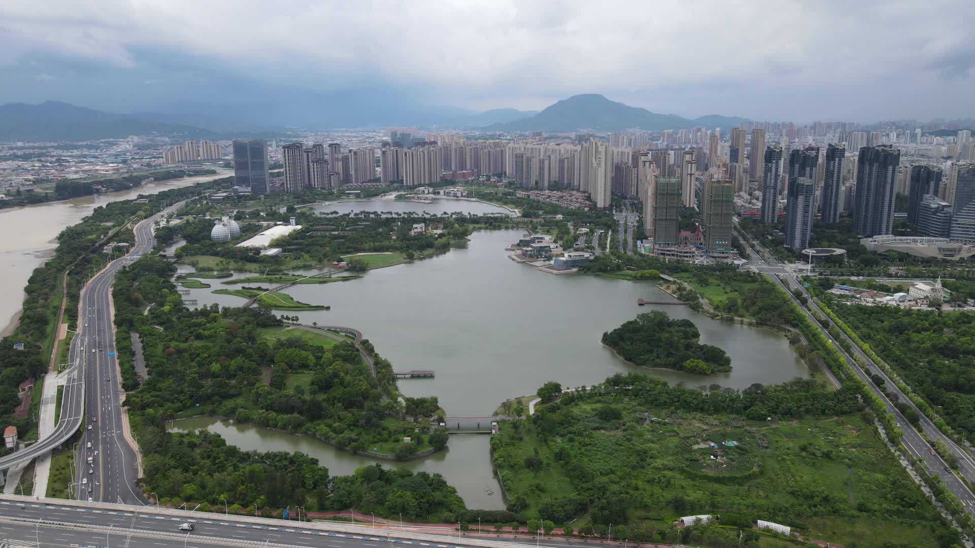 航拍福建漳州碧湖生态公园视频的预览图