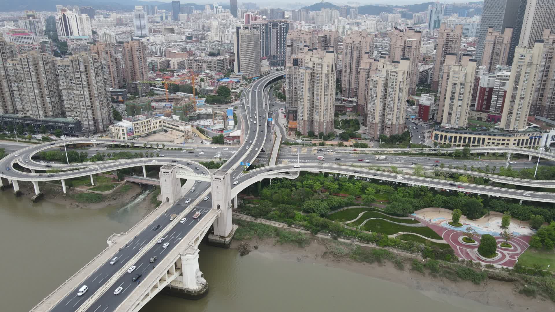 航拍城市桥梁高架桥视频的预览图