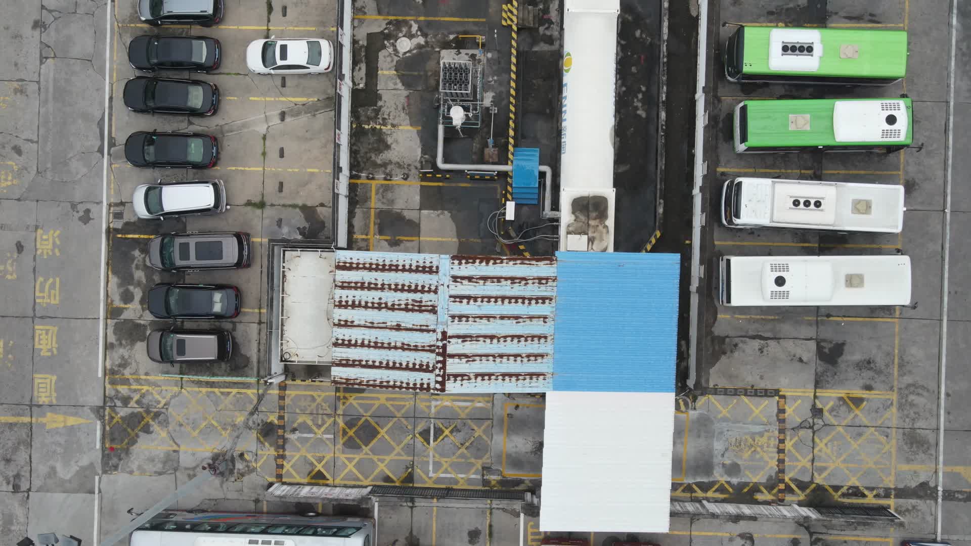 俯拍城市汽车站交通视频视频的预览图