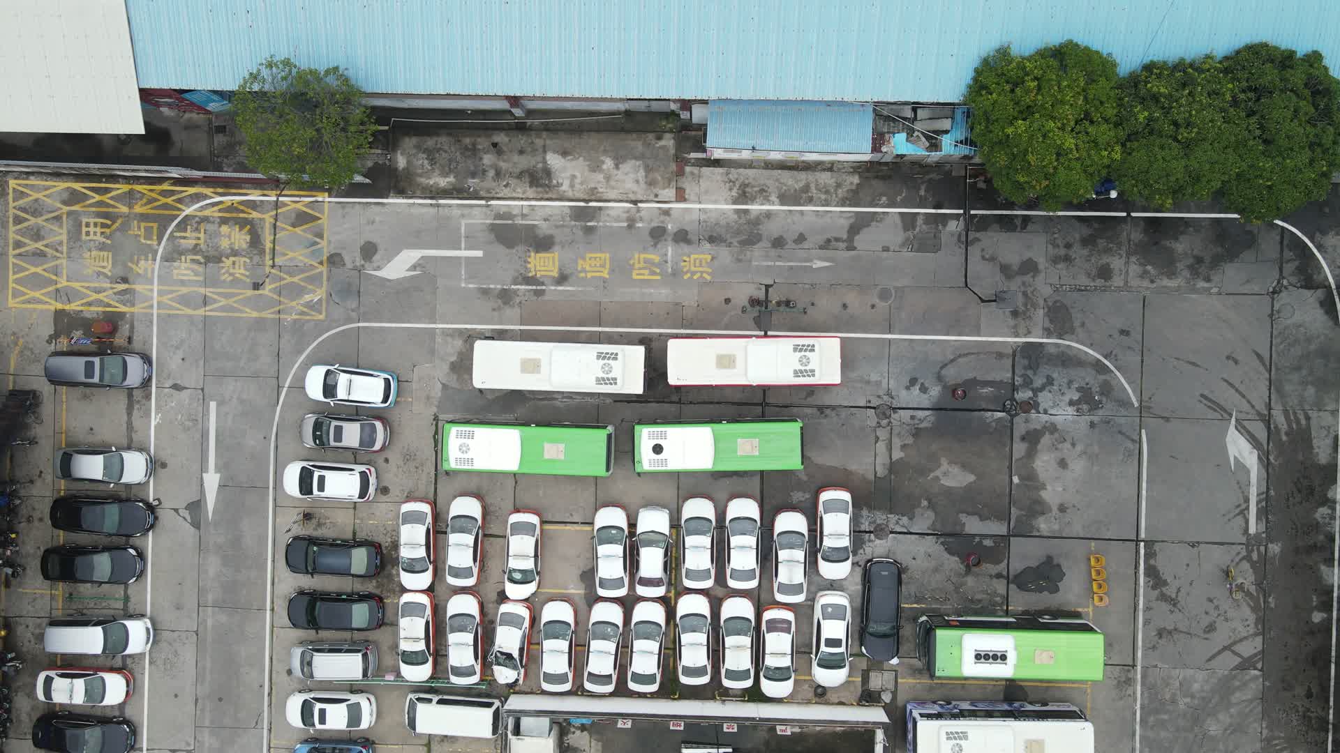 俯拍城市汽车站停靠车辆视频的预览图
