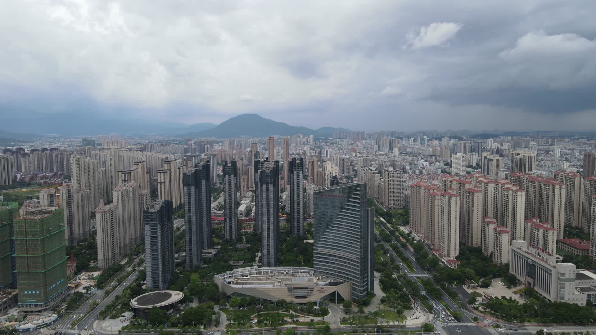 航拍福建漳州城市建筑视频的预览图