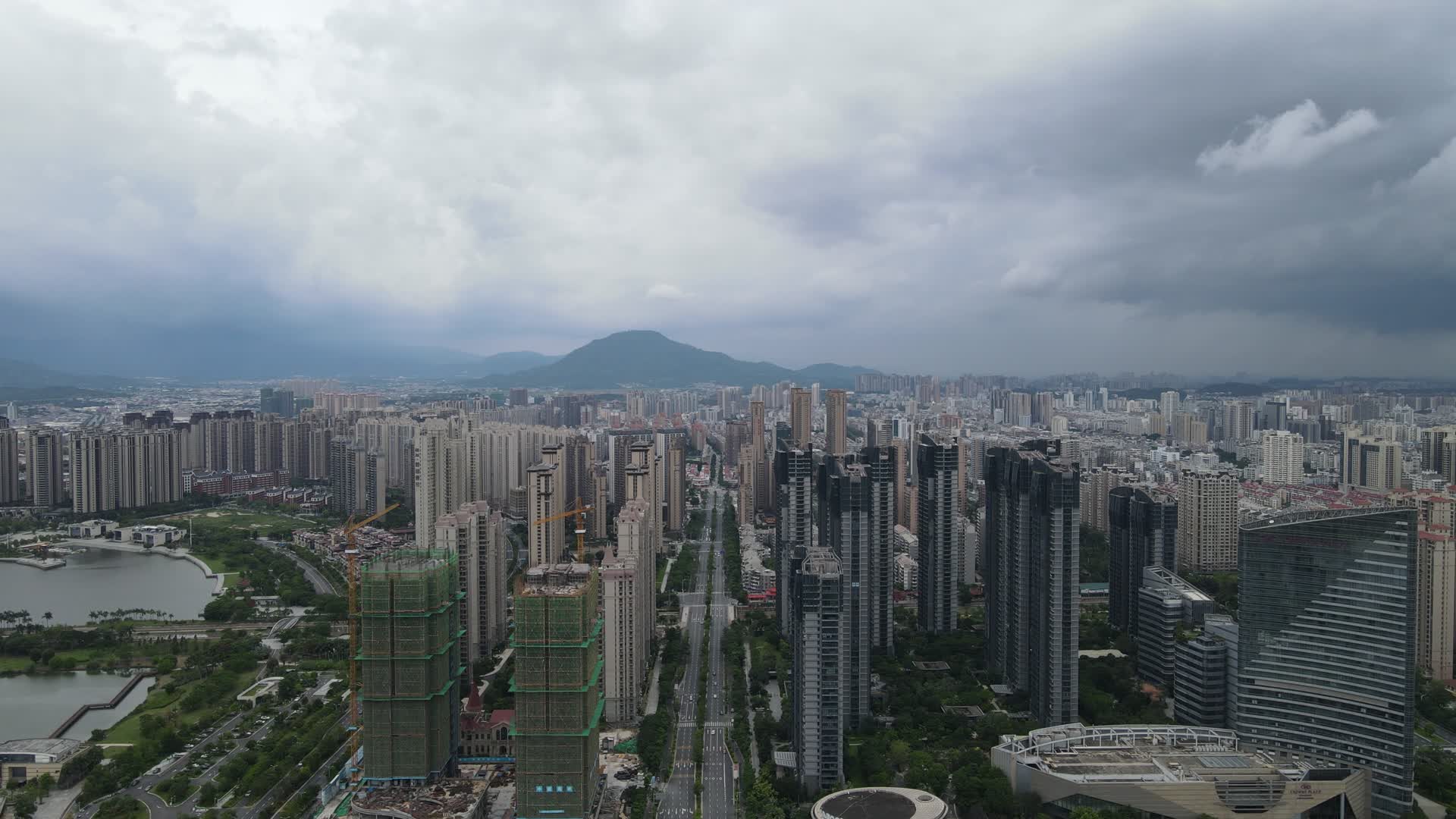 航拍福建漳州城市建筑乌云密布视频的预览图