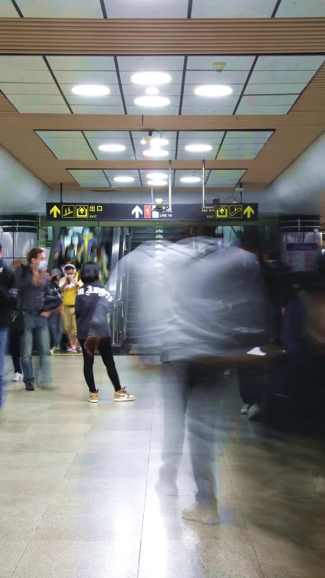 上海地铁站人流人群延时视频的预览图