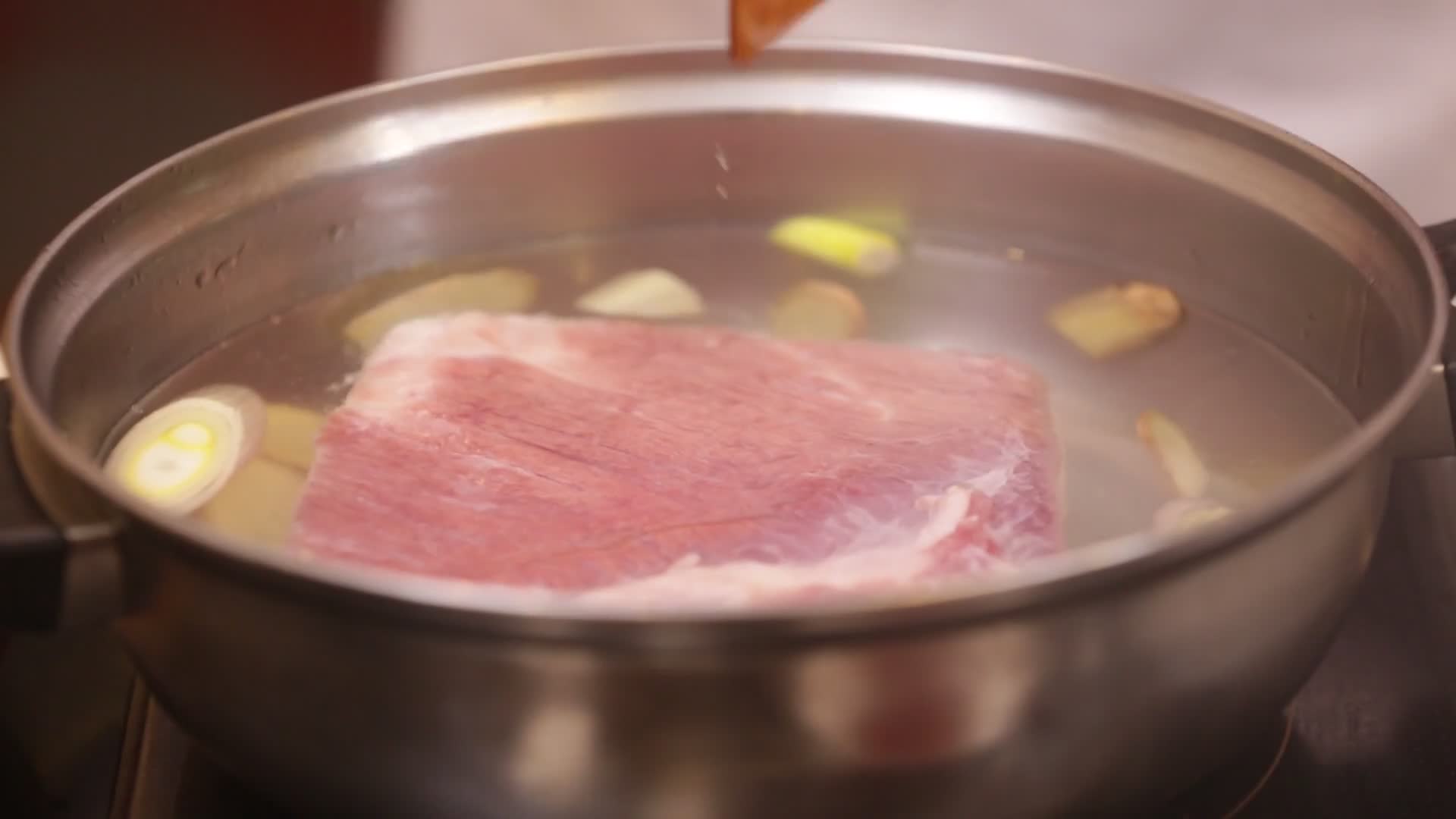 水煮五花肉切片把子肉视频的预览图
