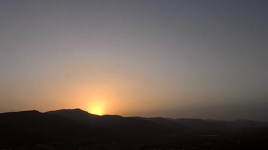 山区日出东方红太阳升起视频的预览图