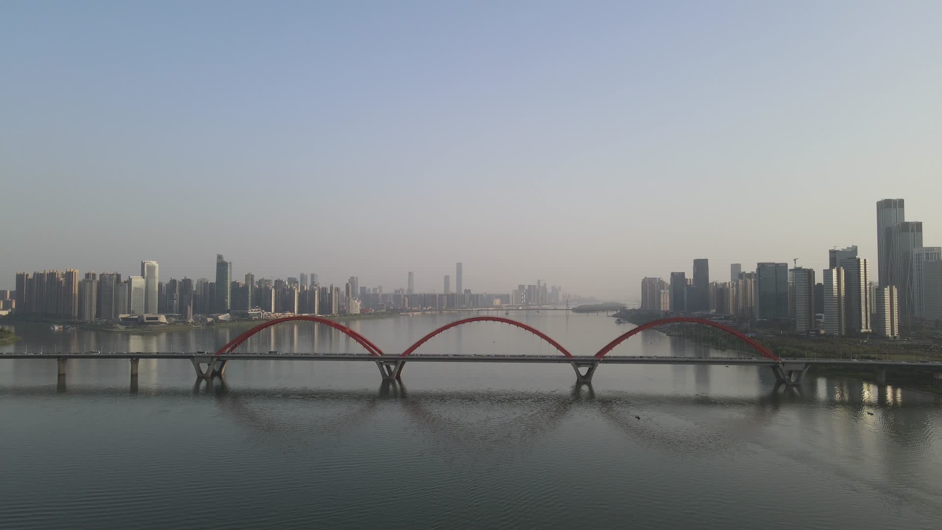 航拍湖南长沙福元路湘江大桥视频的预览图