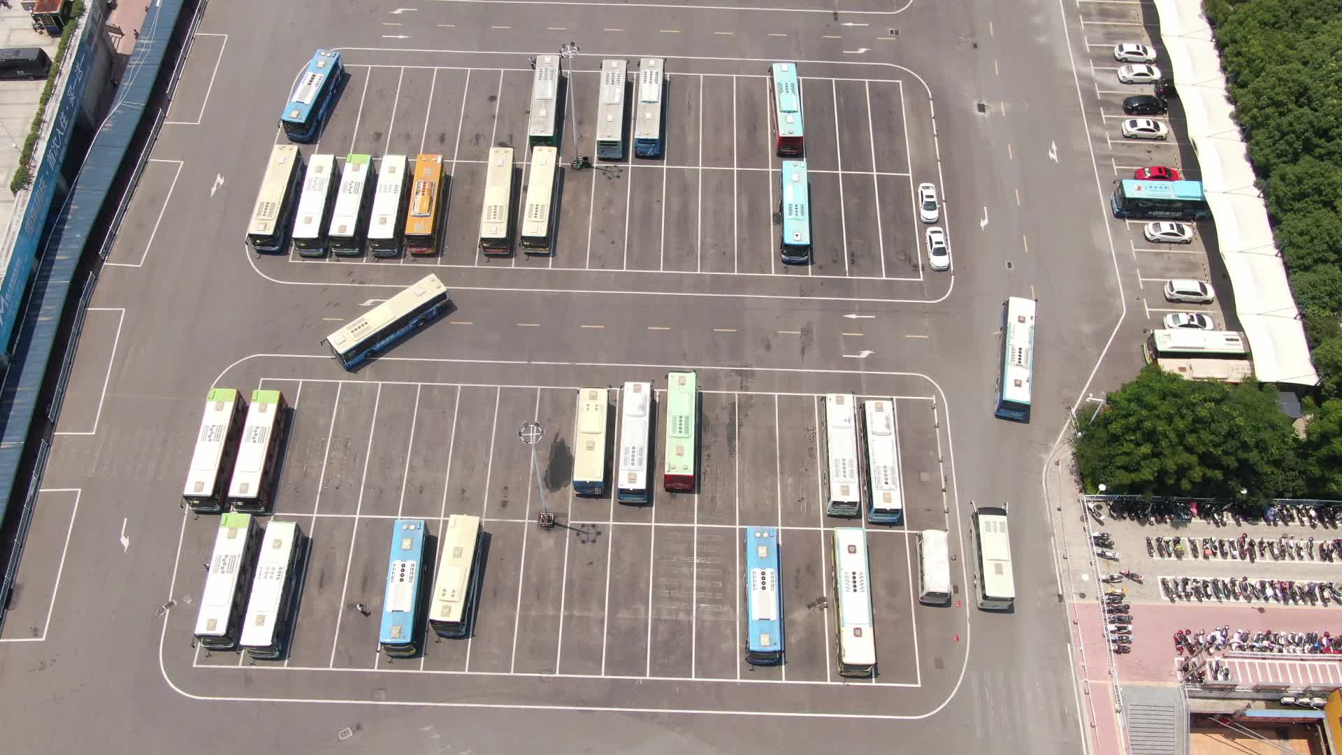 航拍城市汽车站停靠车辆视频的预览图