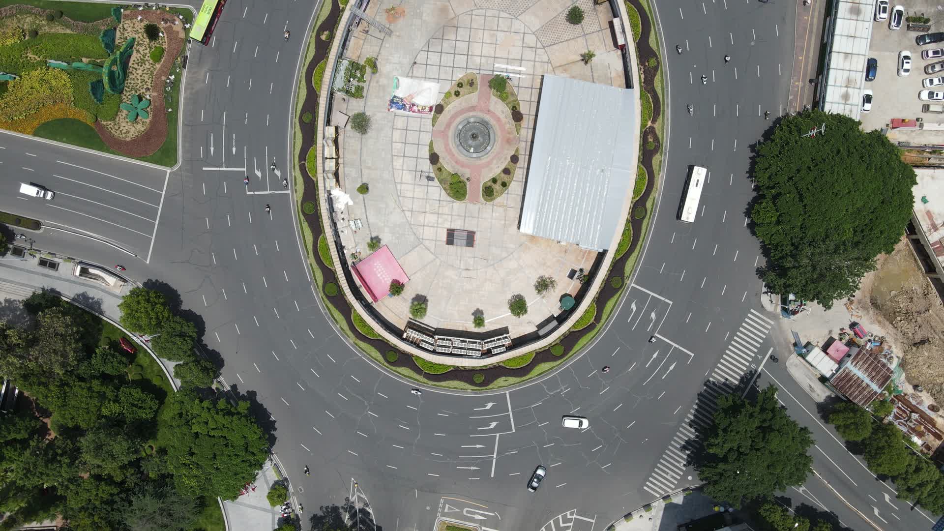 航拍江西赣州南门口城市交通转盘视频的预览图