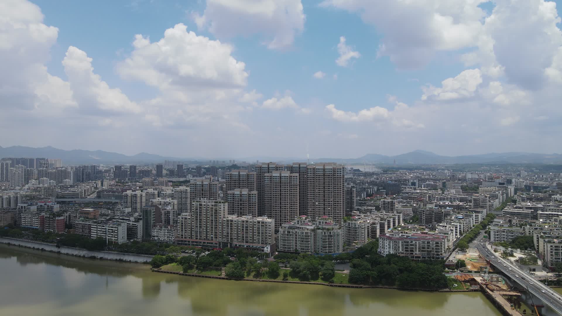 航拍江西赣州城市全景蓝天白云视频的预览图