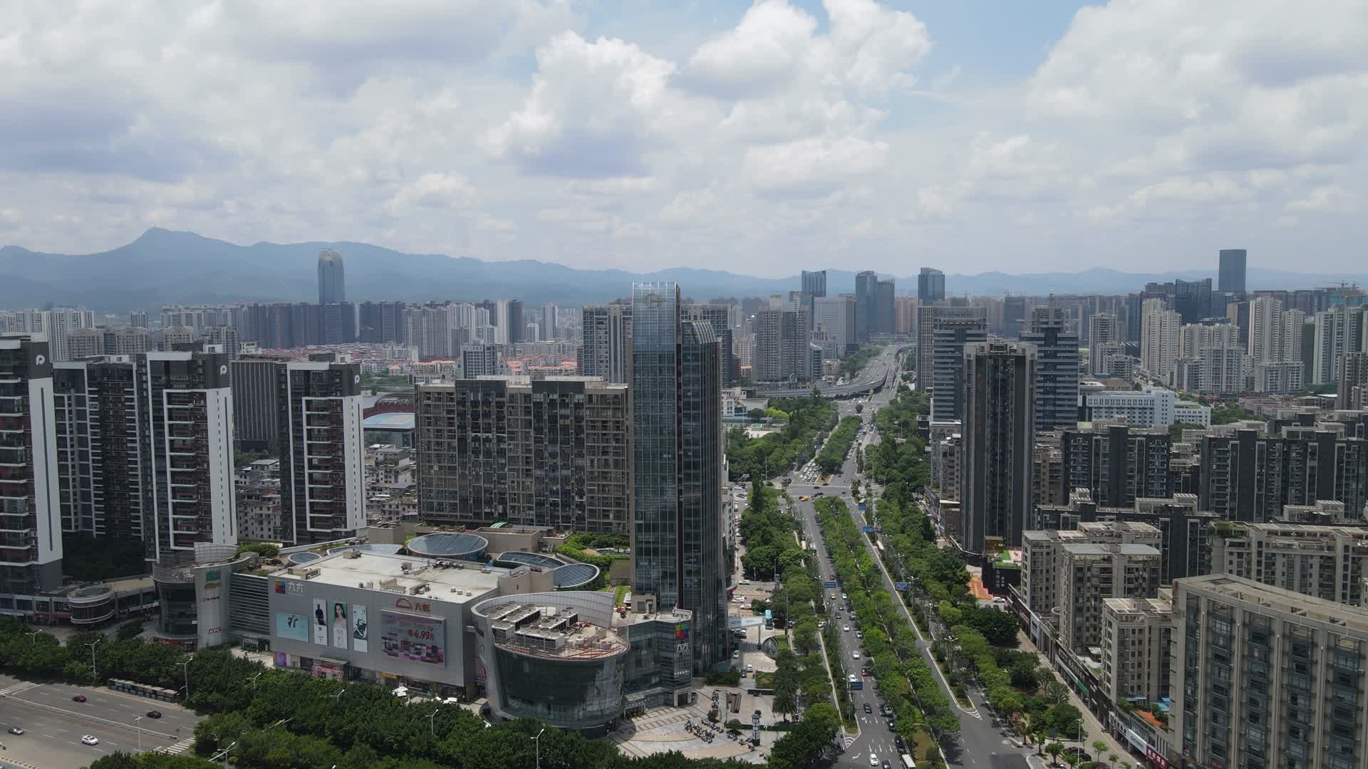 航拍江西赣州城市交通蓝天白云视频的预览图
