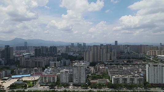 航拍江西赣州城市蓝天白云视频的预览图