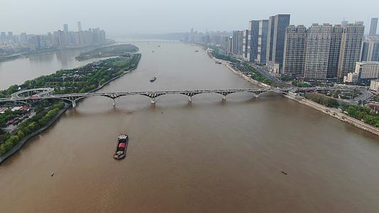 航拍湖南长沙湘江洪水期视频的预览图