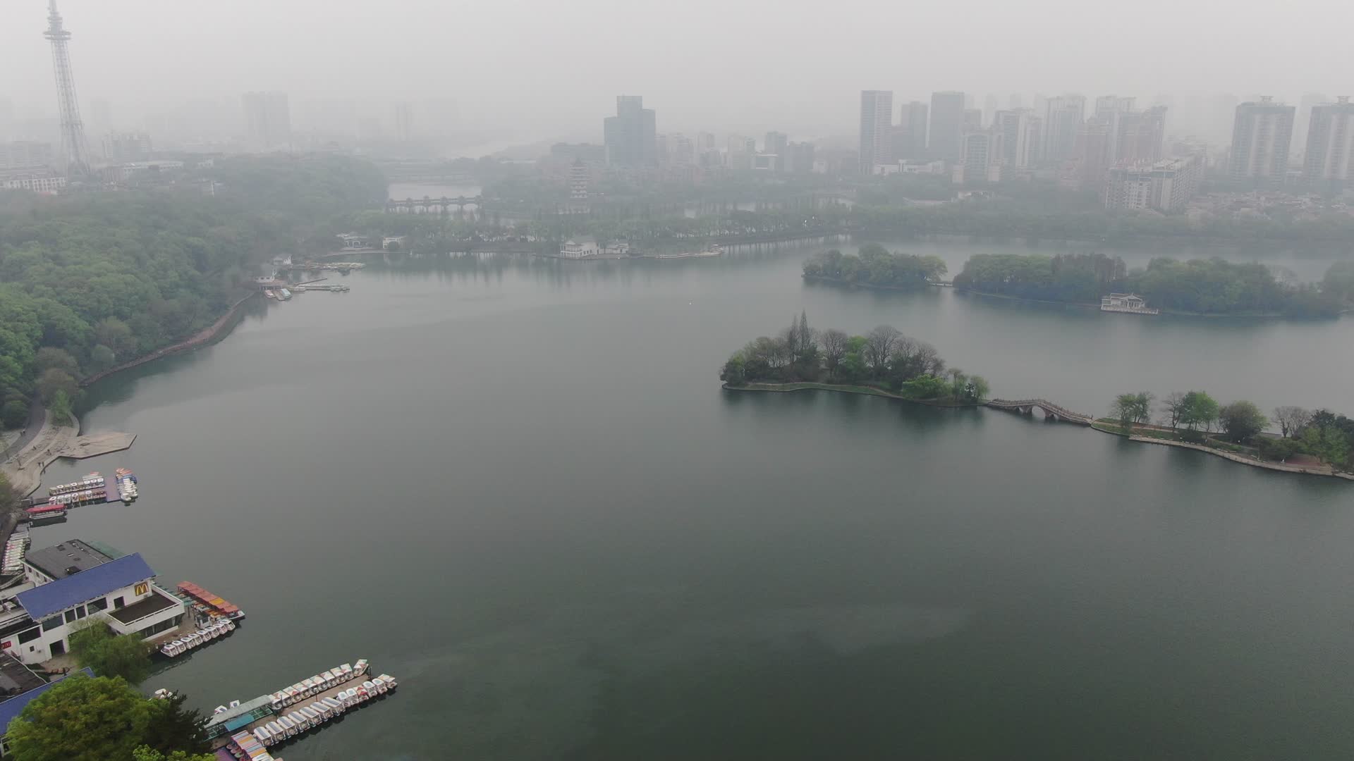 航拍湖南烈士公园清晨迷雾视频的预览图