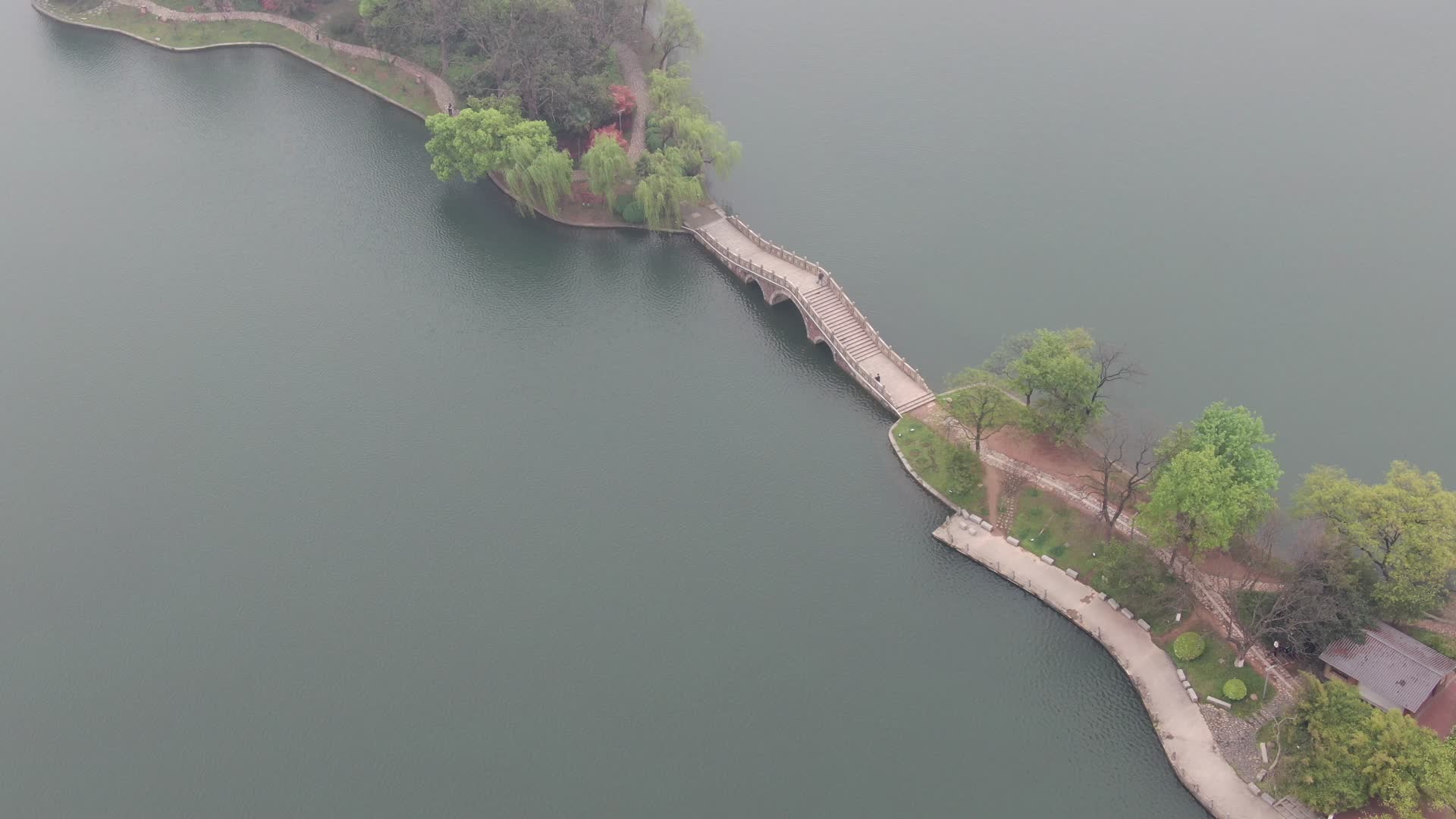 航拍湖南长沙烈士公园唯美湖中步道视频的预览图