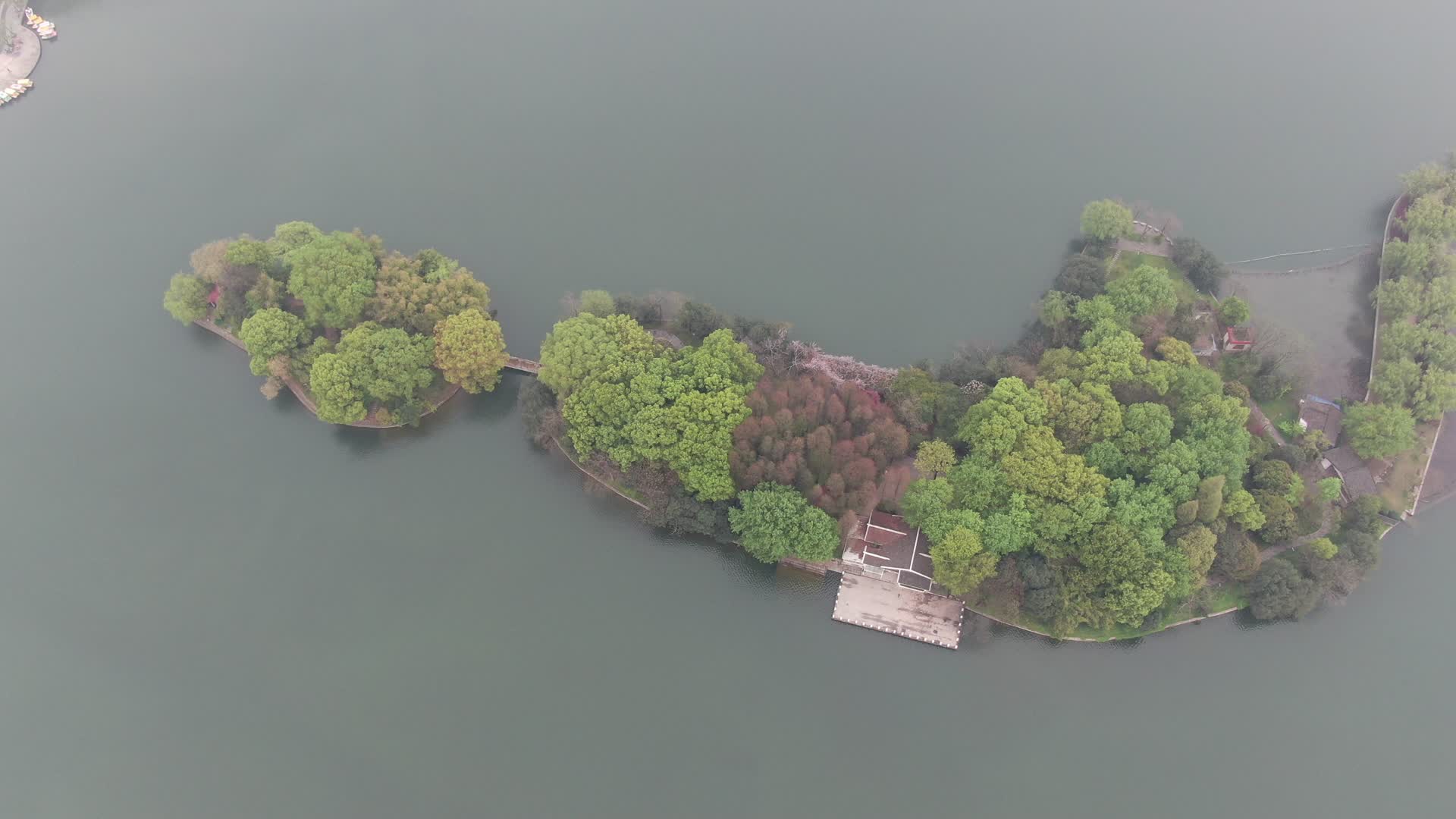 俯拍湖中唯美小岛视频的预览图