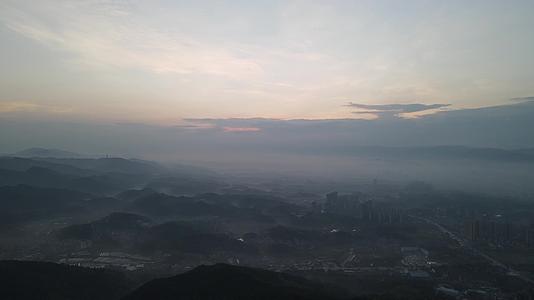 航拍城市清晨日出云雾视频的预览图